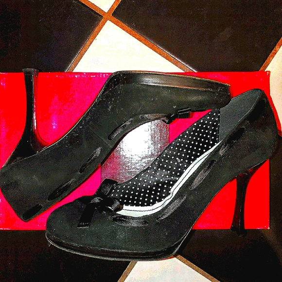 Shoes - 🖤EUC VNTG Adorable Black Suede Pumps w/ Ribbon Trim Size 8🖤